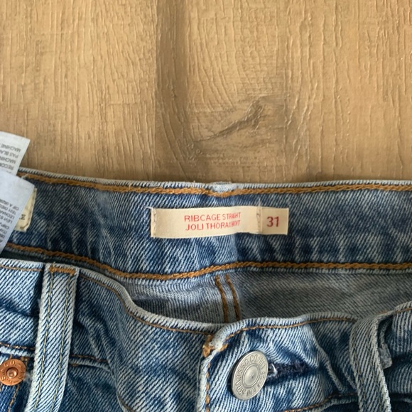 Levi’s Ribcage Shorts - Picture 4 of 6